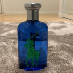  Parfym från Ralph Lauren - En parfym från ralph lauren, lite mer än halva är kvar ungdomlig och fräsch 