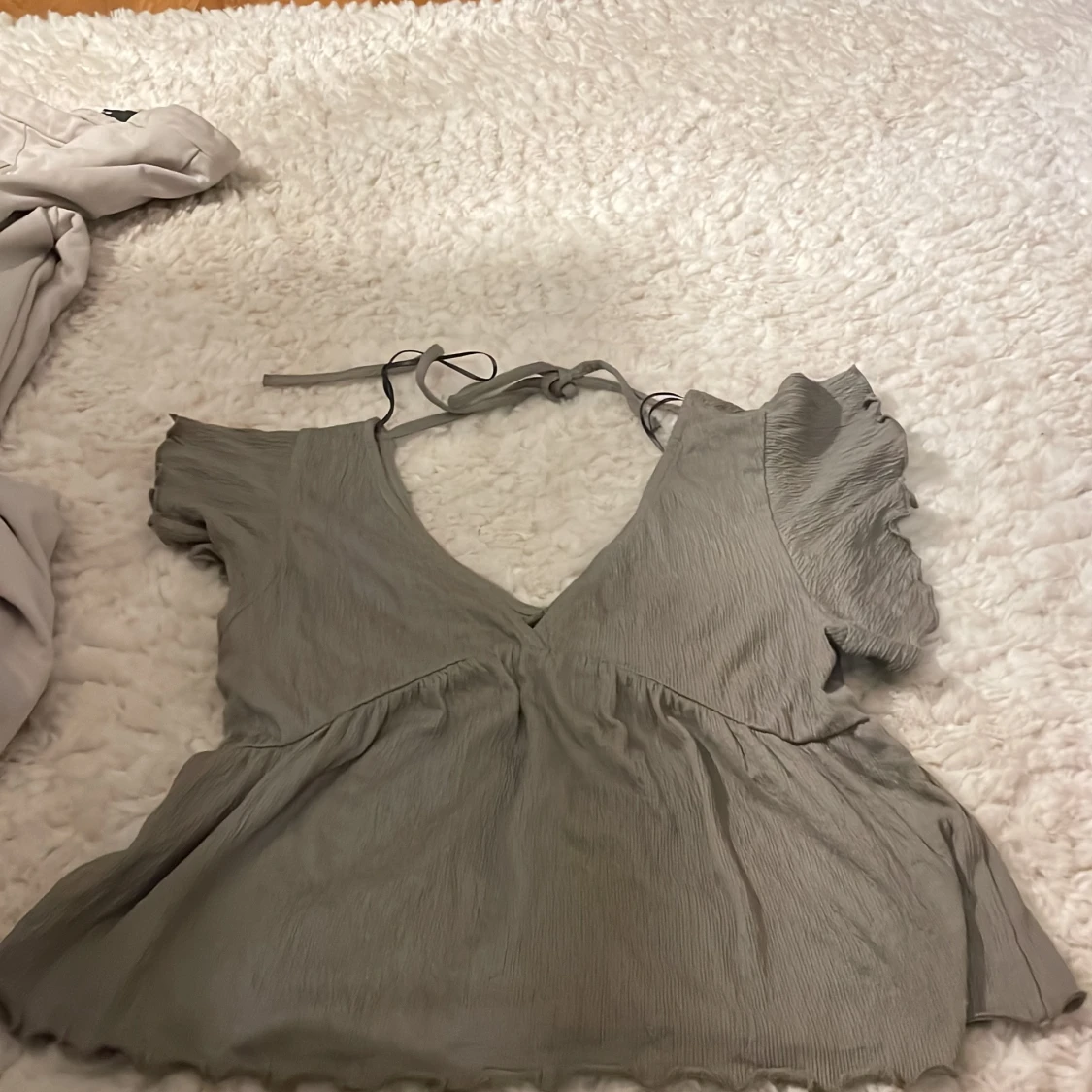 Grå blus med volangdetaljer