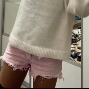 Rosa Jeansshorts  - Superfina rosa jeansshorts från Zara 😍😍 strl S och endast använda en gång så i nyskick 🥰🥰 