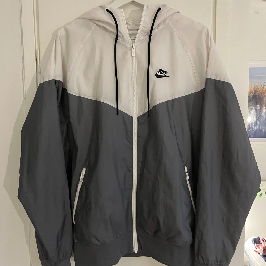 Grå och vit vindjacka från Nike - 1
