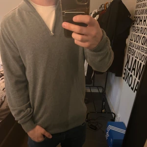John Henric zip  - Säljer nu min John Henric Zip tröja i perfekt skick, säljer den pågrund av att jag inte använder den längre. Har använt den max 3 gånger o skicket är 10/10. Nypris är 899kr och mitt pris är 600kr. Hör av dig vid frågor eller funderingar 