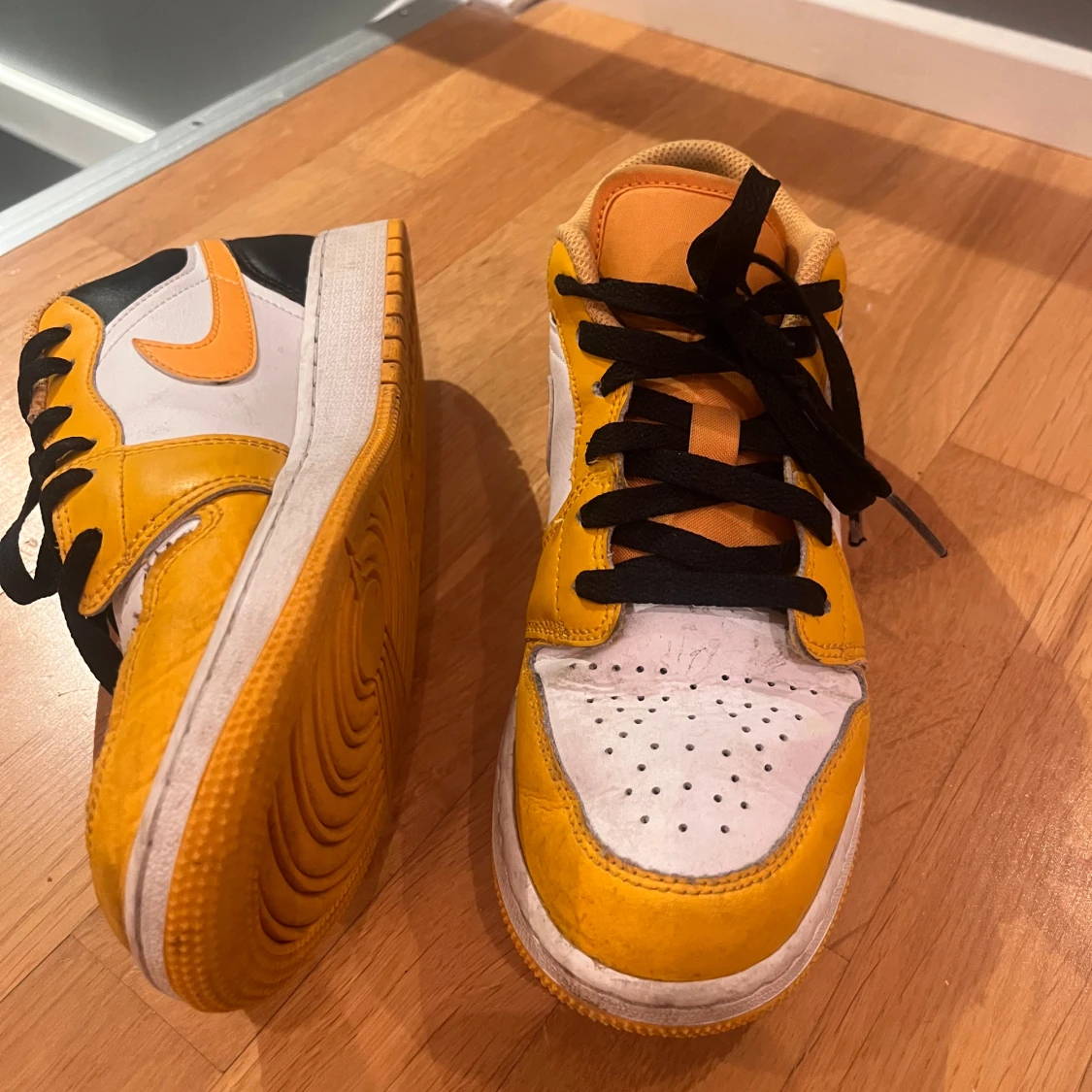 Nike Air Jordans i orange och svart - 1