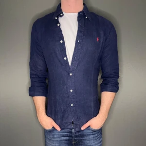 Ralph lauren linnen skjorta - Hej säljer nu min fina Ralph lauren linnen skjorta i storlek M. Den är i nyskick och kommer vara otroligt snygg nu i vår och framåt sommaren. Nypris cirka 2100kr! Vi kommer att sälja liknande produkter nu i vår och närmare sommar så glöm inte följa profilen!🌊🍾