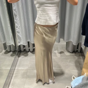 Satinkjol - Satinkjol i guld från hm som jag inte använder längre🩷så fin till sommar!! 