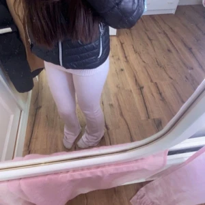 Rosa stickade byxor - Säljer ett par mysiga rosa stickade byxor. De är perfekt i passformen. Perfekta för kyligare dagar när du vill vara bekväm men ändå se stilren ut.