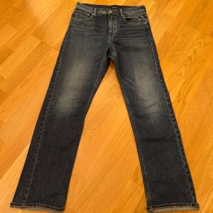 Blå jeans från Replay - Snygga blå jeans från Replay. Med subtila slitningar. De har en normal passform och är perfekta för en avslappnad stil. Märkesdetaljer syns på fickan och baksidan men även på bakfickorna.