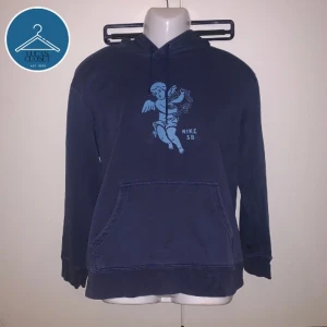 Mörkblå hoodie från Nike SB - Nike SB hoodie i använt men bra skick! Hör av er vid funderingar 😊