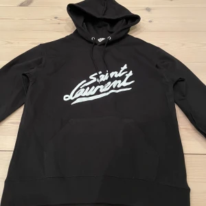 Svart hoodie - Tja säljer denna för 1499, pris kan sänkas vid snabb affär! Mer info i dm!