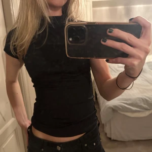 Svart tight t-shirt - Säljer en stilren svart tight t-shirt med korta ärmar. Perfekt basplagg för alla tillfällen. Passar till allt 🖤använd endast en gång. Från Zara