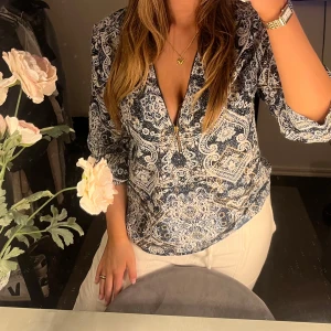 Blus med mönster - Superfin unik blus med mönster och dragkedja 💙Passar storlek M/ S