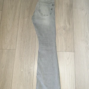 Grå bootcut jeans  - Snygga grå bootcut jeans från Gina Tricot(Perfect Jeans). De har en klassisk femficksdesign och är perfekta för alla tillfällen. Jag har sytt ner kanten på jeansen så de är lite längre. Knappt använda, skriv för mer bilder/mått 💓