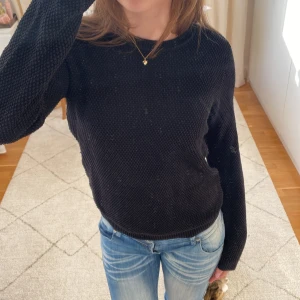 Svart stickad tröja - Säljer en superfin svart stickad tröja med långärmade ärmar🤩storlek M men sitter mer som en S🥰hör av er vid funderingar!!💕💕