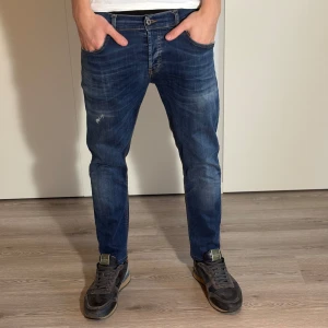 Dondups - Dondups i W33 men passar även W32. Hör gärna av dig vid funderingar!