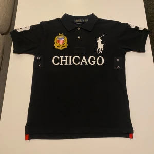 Chief Keef Polo tröja - Väldigt snygg o fet Chief Keef polo med CHICAGO trycket. Enligt mig en av de fetaste. Pris kan diskuteras, bara att skicka bud!