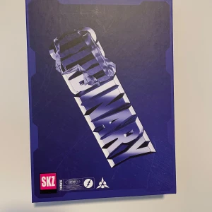 Stray kids ODDINARY Album - Säljer albumet 'ODDINARY' av SKZ. Innehåller CD, fotobok, photocards, stor poster, listen Seungmin poster och klistermärken. Allt som ska vara med är med. 6 photocards. (Skriv om ni vill se vilka photocards det är!) Köpt för 300kr. MAN FÅR LITE FREEBIES! (Skriv gärna vem som är din bias så att man kan få lite mer specifika freebies!)💿✨