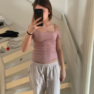 Rosa ribbad tubtopp - Säljer en söt rosa ribbad tubtopp från 157. Toppen är ärmlös och har en tight passform, perfekt för varma sommardagar. Den är enkel och stilren, vilket gör den lätt att matcha med olika outfits.