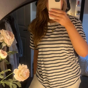 Randig t-shirt - Säljer en klassisk randig t-shirt med blå och vita ränder. Den är lite oversized och skitsnygg till sommaren!! 💌passar L-S beroende på passform