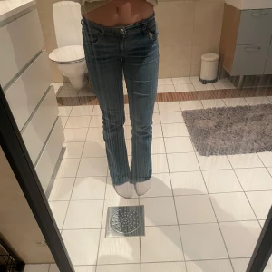 Blå bootcut jeans - Snygga blå bootcut jeans. Går ut i en lätt utsvängning vid benen. Jätte sköna. Knappt använda 