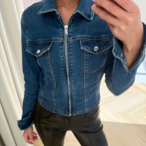 Blå jeansjacka från Amisu - Snygg blå jeansjacka från Amisu med dragkedja. Köpt här på Plick men säljer då den inte kommer till användning, aldrig använd av mig och skulle säga att den är i väldigt bra skick