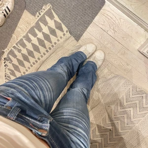 Blå jeans med bootcut - Snygga blå lågmidjade jeans. Jeansen har en lätt tvättad look och är perfekta för en avslappnad stil. Skulle säga att de passar XS/S