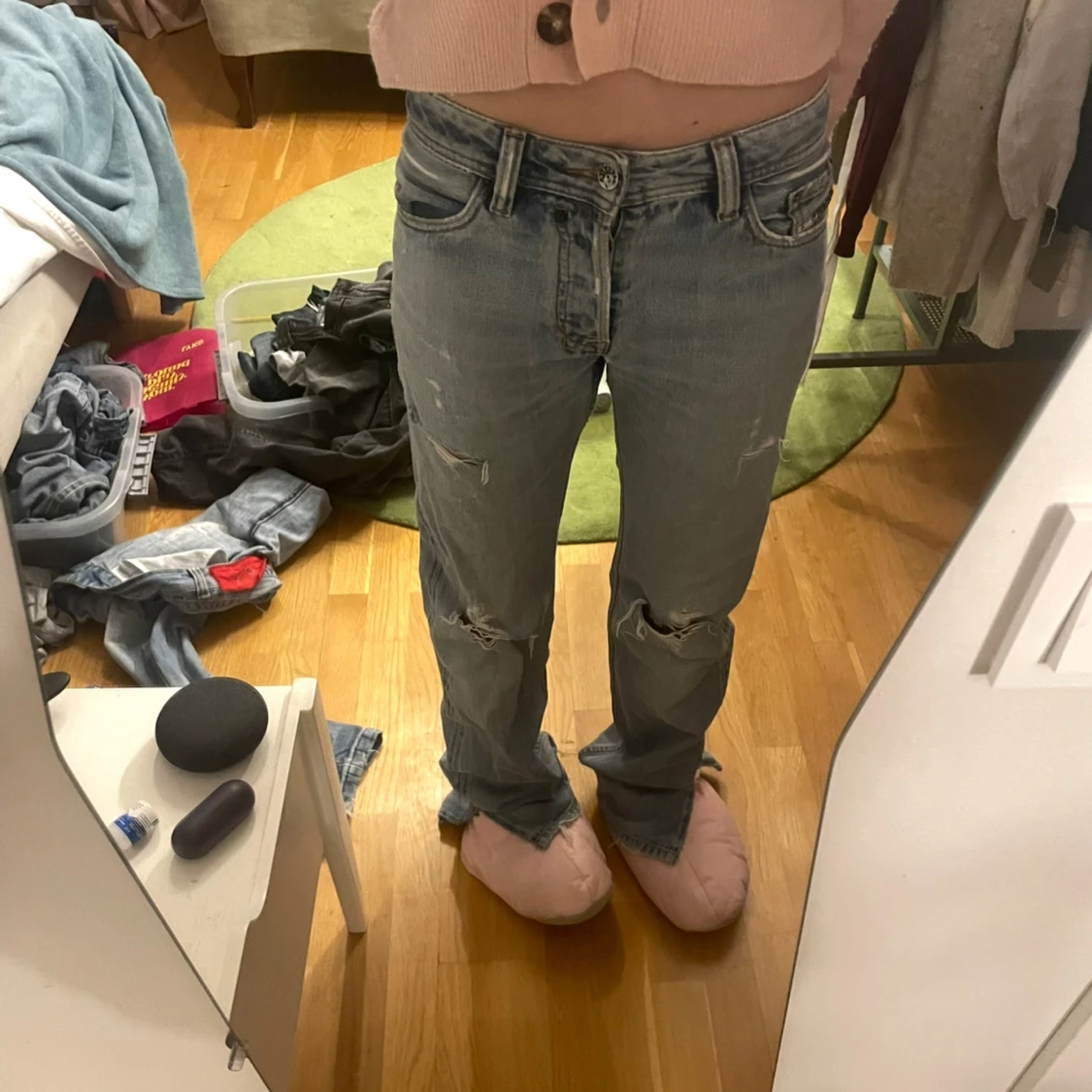 Blå jeans med slitningar - 1