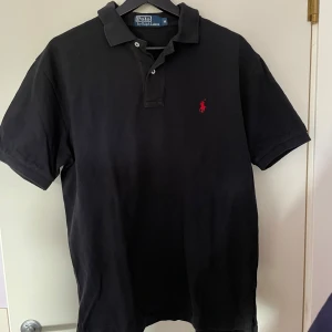 Svart Piké Ralph Lauren - Säljer en svart pikétröja från Ralph Lauren i storlek M custom slim fit. Den är i fint skick och sparsamt använd. Stilren och passar till allt! Nypriset ligger på ca 1 500kr men jag säljer den för endast 249kr!