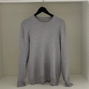 Stickade tröjor (Kashmir + ull) - Hej säljer två stickade tröjor (kashmir + ull) du kan välja att köpa en av dom eller båda om du köper fler kan priset diskuteras mer | Nypris 1800kr | Skick 9/10 | Strlk M (på båda) men är lite åt S hållet | Hör gärna av dig om du vill ha fler bilder eller undrar något annat!