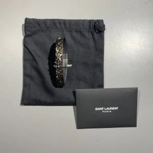 YSL Armband  - Hej! Säljer nu mitt armband från märket YSL,, bra skick. Givetvis äkta, Tveka inte på att höra av dig om du har frågor eller funderingar kring armbandet !