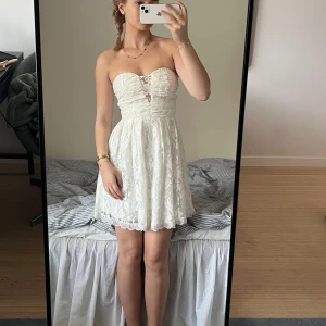 Vit spetsklänning - Vit spetsklänning utan axelband Det står ingen storlek men passar mig bra som brukar ha S  Perfekt för studenten eller skolavslutning!  Kolla gärna in mina andra annonser, säljer bland annat fler fina sommarklänningar!