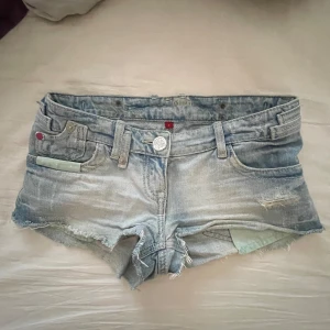 Lågmidjade jeansshorts - Jätte snygga lågmidjade korta jeansshorts! Snygga detaljer, slitningar och framfickor som sticker ut. Inga synliga defekter. Säljer endast då de inte passar längre. Står strl 8, vilket är S. Ingen strech
