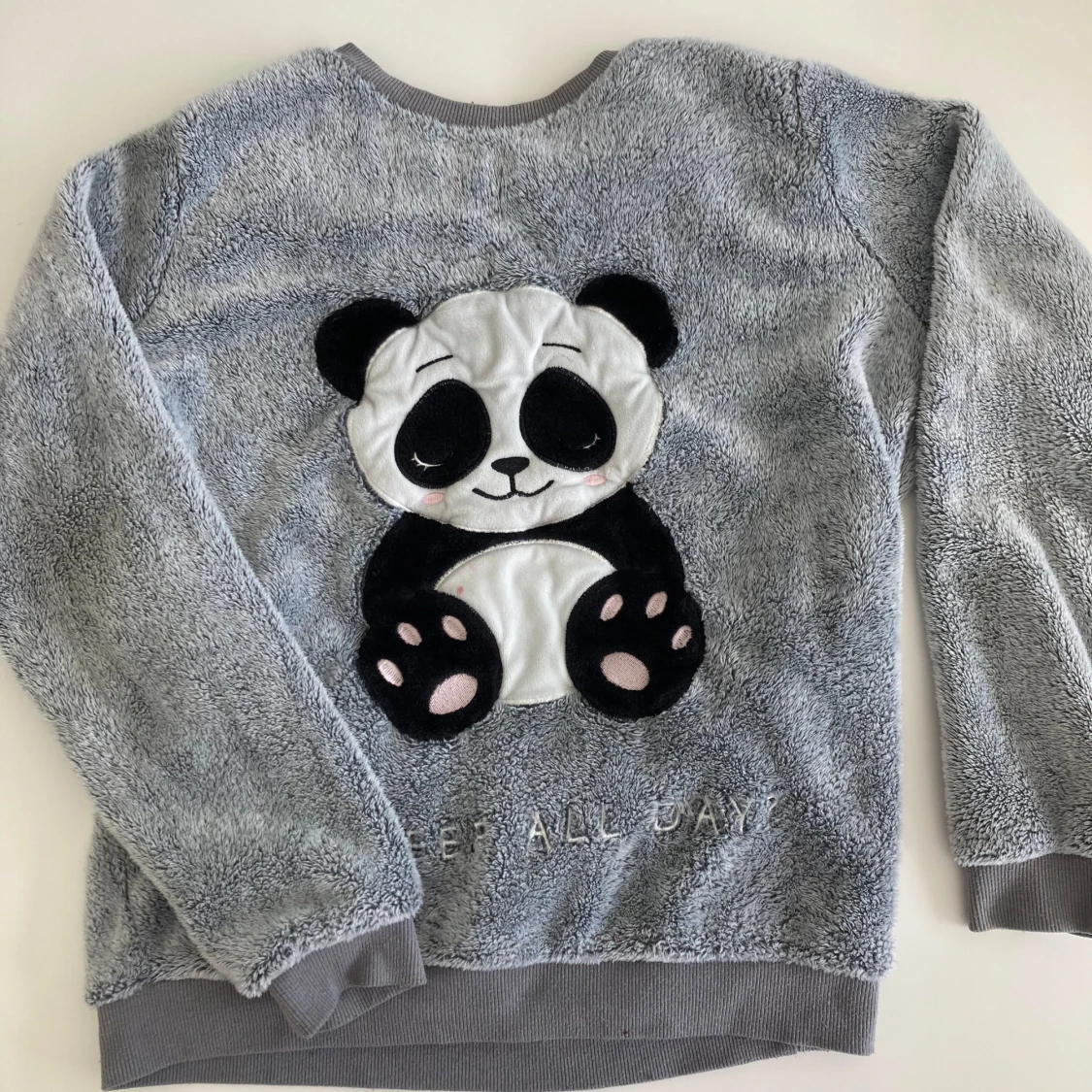 Grå mjukis tröja med panda - 1