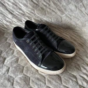 Lanvin skor - Mörkblå Lanvins i storlek UK11 (45 men passar 46)! Grymt skick 9/10 endast lite smuts på sulorna✅Pris kan diskuteras vid snabb affär🔥OBS endast skor ingår.