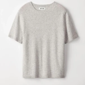 Soft goat Kashmir T-shirt  - Säljer en såå snygg 100% Kashmir tröja från soft goat! Bild 4 och 5 är mina egna, bild 1 och 2 är från hemsidan och bild 3 är för att visa formen av tröjan❤️Kan tänka mig gå ner i pris vid snabb affär