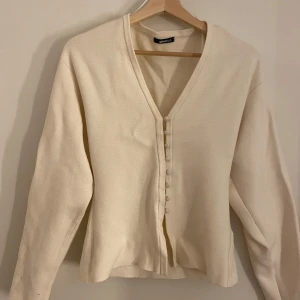 Beige kofta  - En så fin beige aktig kofta/topp från Gina Tricot! V-ringad och lite öppen framtill med knappar. Använd några gånger. Säljs för 100kr!!💕