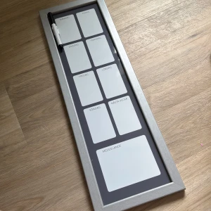 Veckoplanerare Whiteboard - Snygg och praktisk whiteboard med veckodagar, plats för nästa vecka och meddelanden. Perfekt för att hålla koll på plugg, träning eller häng med vänner. Pennan ingår och tavlan är lätt att hänga upp. Gör din vecka mer organiserad och kreativ!