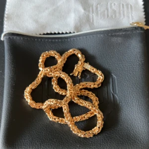 Guldhalsband från Kejsar med stenar - Snyggt guldhalsband från Kejsar med flätad kedja och ett diamantlås. Kedjan har en unik och detaljerad design som verkligen sticker ut. Perfekt för dig som vill ha något extra till din stil. Priset går att diskutera 