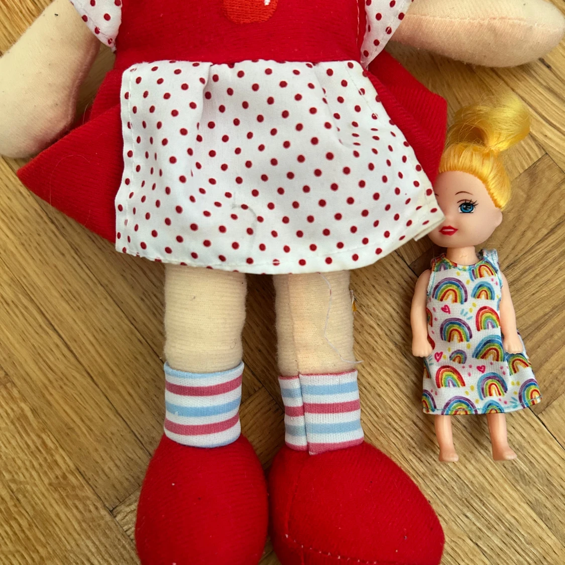 Röd prickig dockklänning med äpple - 3