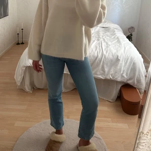 Jeans  - Fina croppade jeans med en liten bootcut i nyskick från Lois, nypris 2000kr