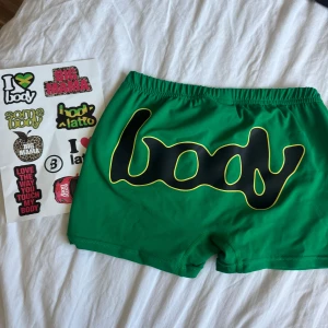 Bodyxlatto - Tyvärr passade inte dessa mig och säljer vidare, endast testade! Det är bodybyraventracy som gjort en collab med Latto, dessa är booty shorts. Inköpta för 1500kr