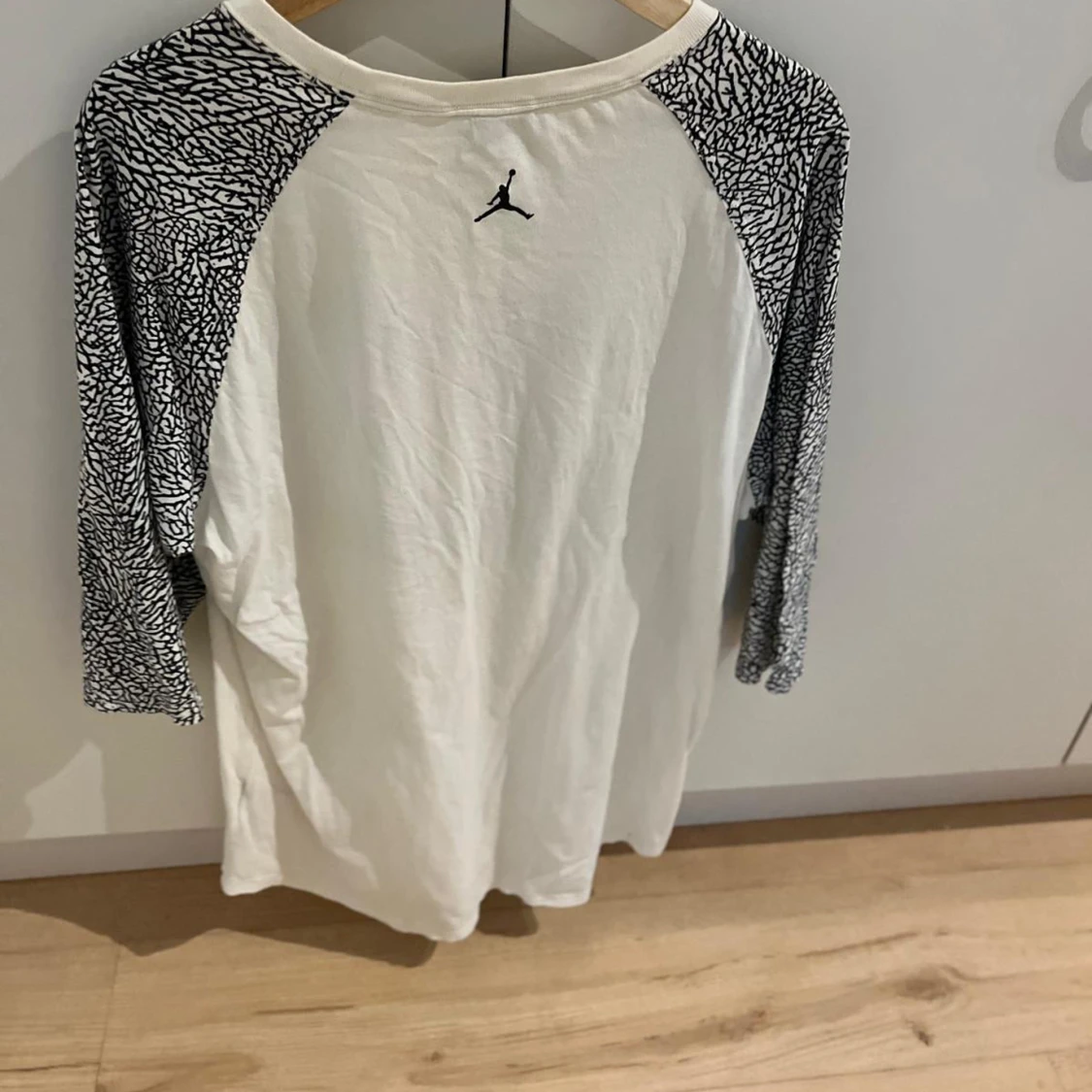 Jordan vit tröja med mönstrade ärmar - 1
