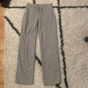 Grå mjukisbyxor från lager 157 - Grå mjukisbyxor från lager 157 i storlek xs super sköna säljer för att dom nästan aldrig kommer till andvändning skriv om du undrar nåt💗