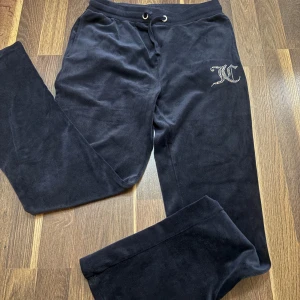 Juicy Couture blåa mjukisbyxor - Juicy byxor köpta för 1 år sen ifrån kids brandstore för 650kr. Använda 2 gånger och ser ut som helt nya.