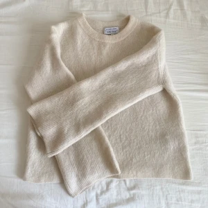 Vit stickad tröja från & Other Stories - Mohair stickad tröja från & otherstories. Använd men i jättefint skick. Nypris 1300. Storlek xs😊