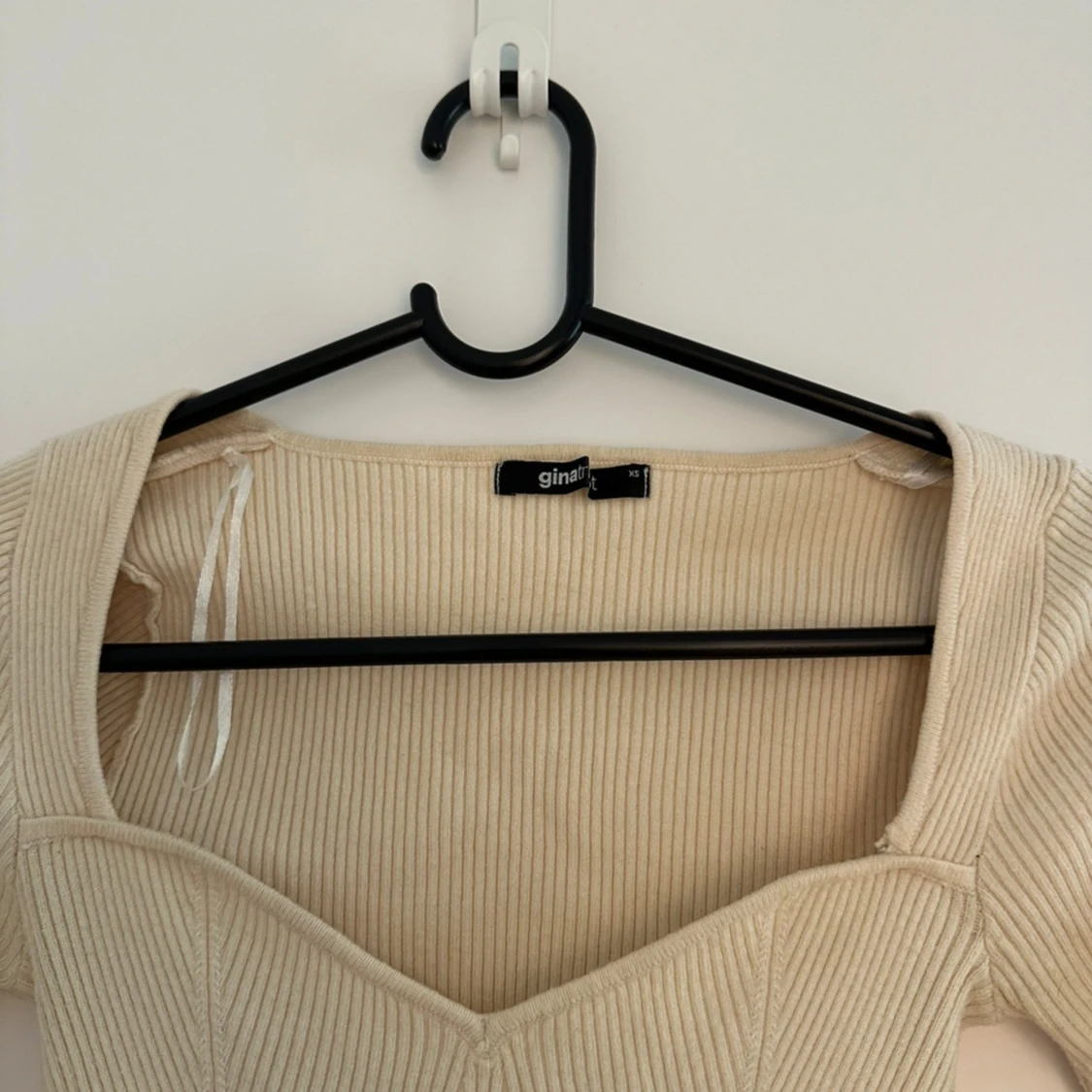 Ribbad ljusbeige topp från gina tricot - 4