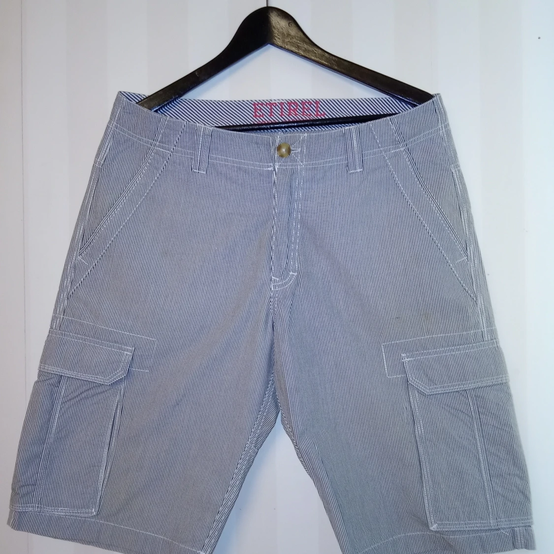 Randiga cargoshorts från Etirel