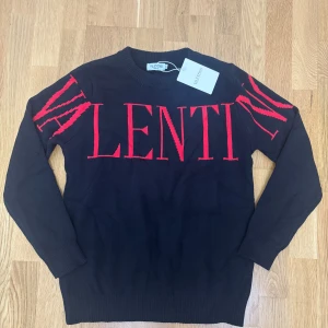 Valentino Sweatshirt  - Svart valentino sweatshirt med röd text i nyskick | Storlek Small | Fraktar samma dag om köp sker innan 22:00