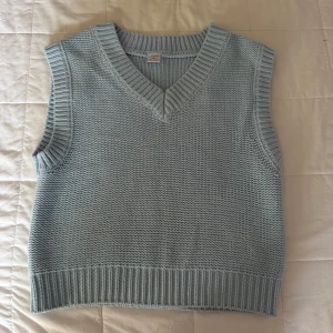 Ljusblå stickad väst Lindex - Säljer min söta ljusblåa stickade väst från Lindex💓 pga den blev för liten. Endast använd fåtal ggr i mycket bra skick💞💞