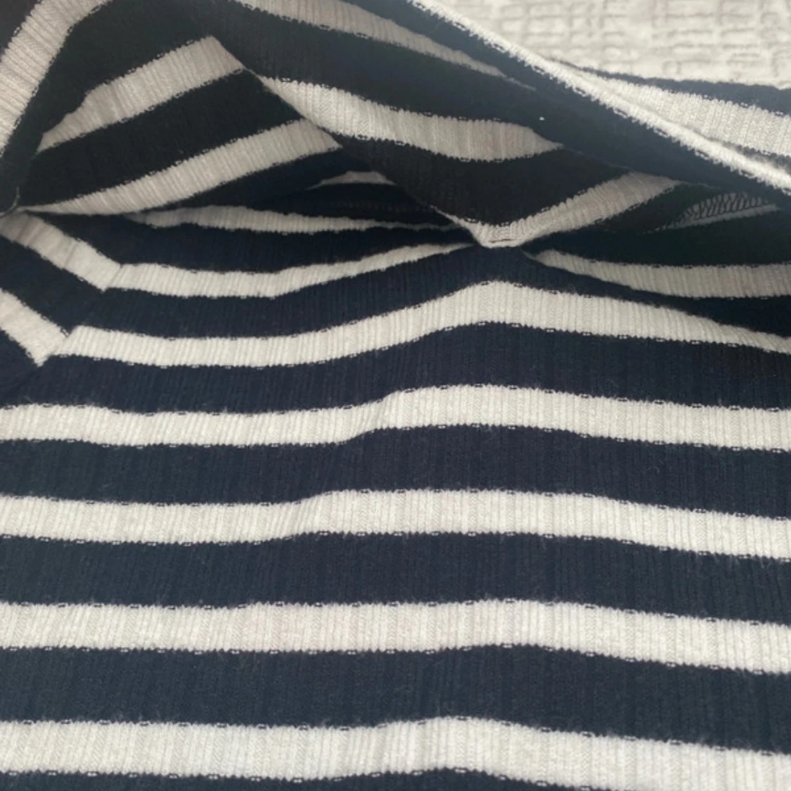 Randig offshoulder topp i ribbad bomull - 1