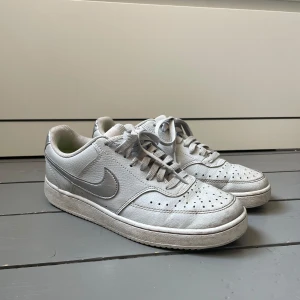 Nike skor - Superfina och sparsamt använda skor från Nike i en silver/grå färg. Nypris ligger runt 1000:-