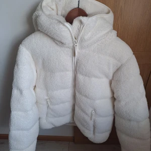 Superfin Everest Jacka stl 36,oanvänd  - Helt oanvänd Everest jacka i stl 36. Endast provad. Ingen prislapp kvar därför inte lämna i butik. Ord pris 799kr. Säljer den för 600kr